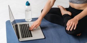 Jak skutecznie wypromować wyjazd jogowy? 13 sprawdzonych strategii, które zapełnią Twoją listę zapisów